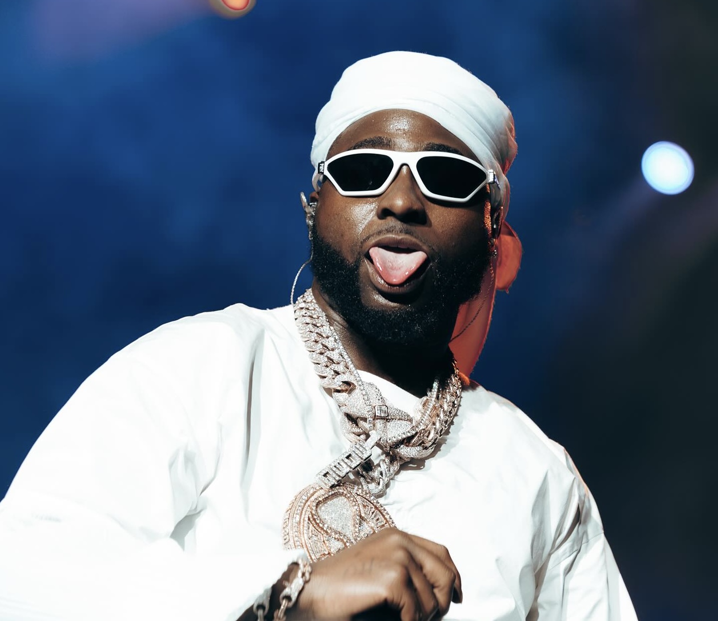 Davido Warns Fan Against Disrespecting His Staff at UK Concert